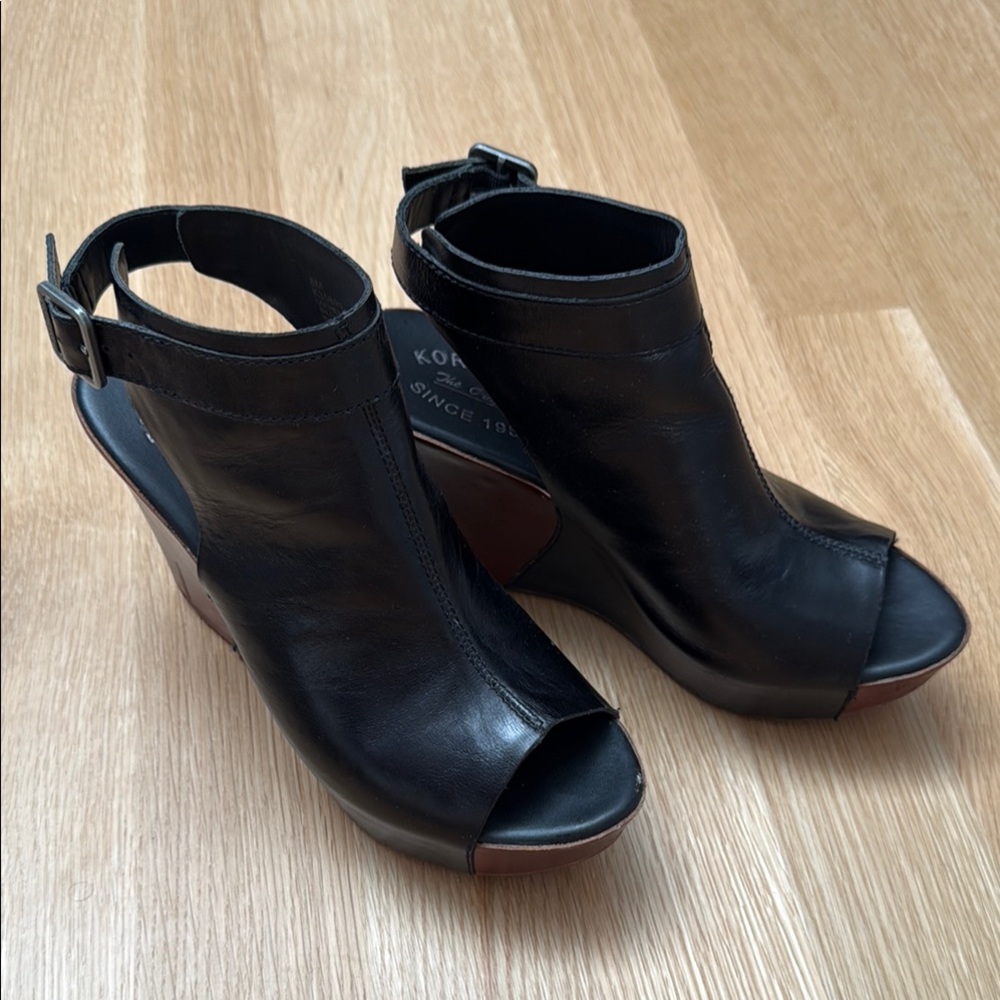 Kork Ease Black Wedge Shoes with Peep-Toe Design